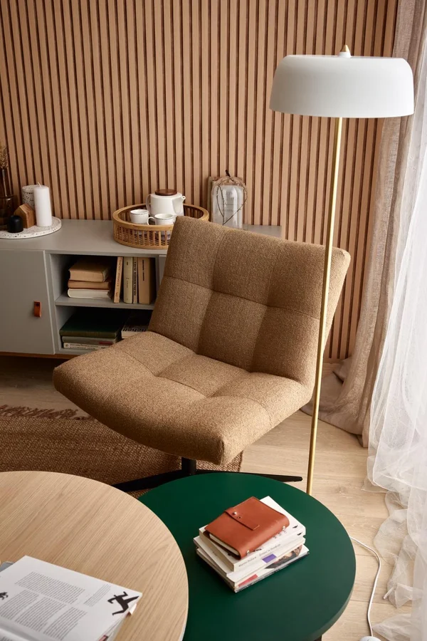 Lampa stojąca przy fotelu